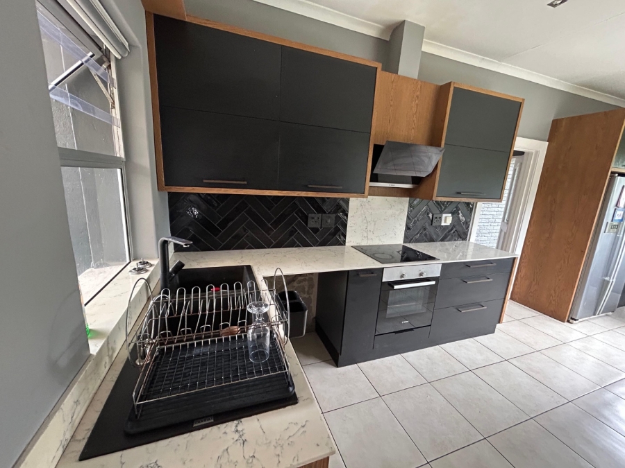 To Let 4 Bedroom Property for Rent in Mill Park Eastern Cape